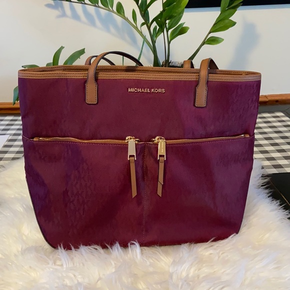 Michael Kors Handbags - Michael Kors tote Maroon EUC